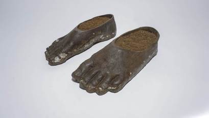 A pair of feet shaped like a foot

Description automatically generated